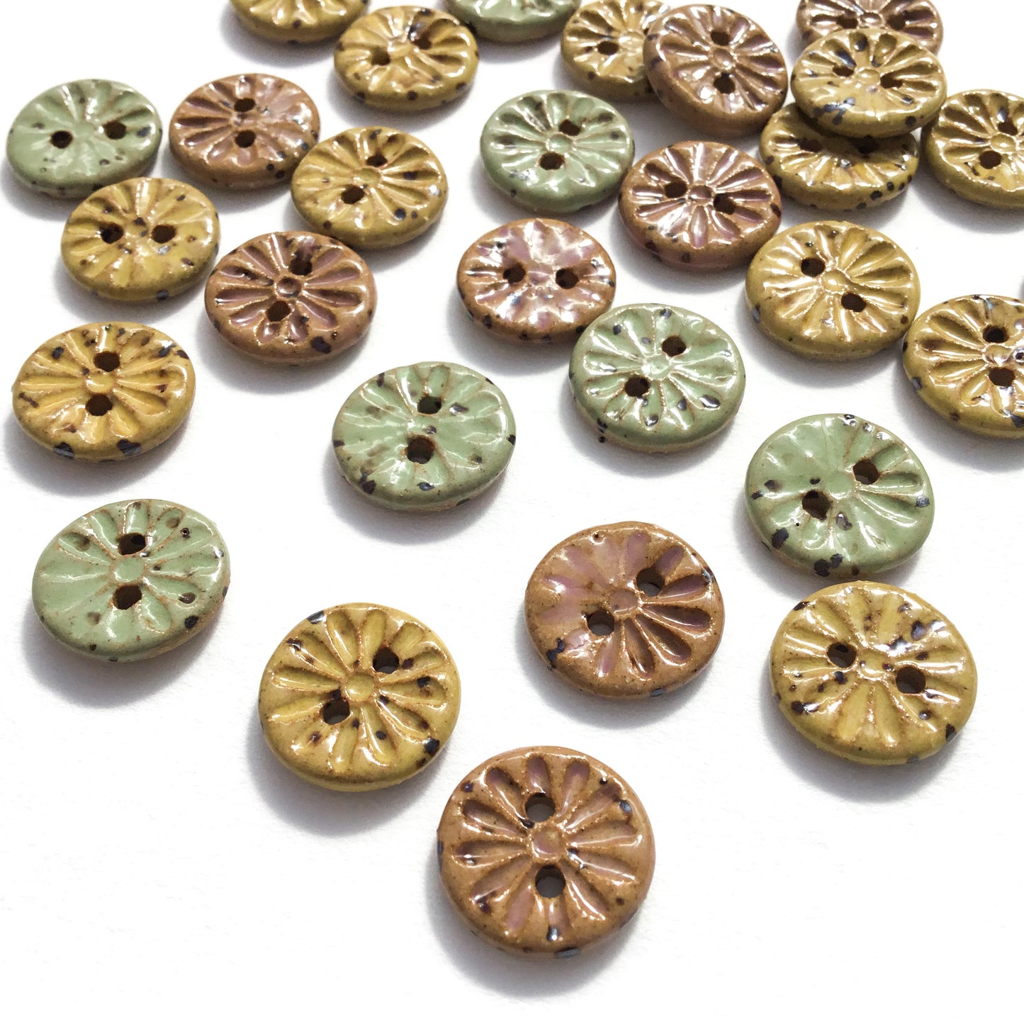 Stoneware Fleck Daisy Buttons  9/16"
